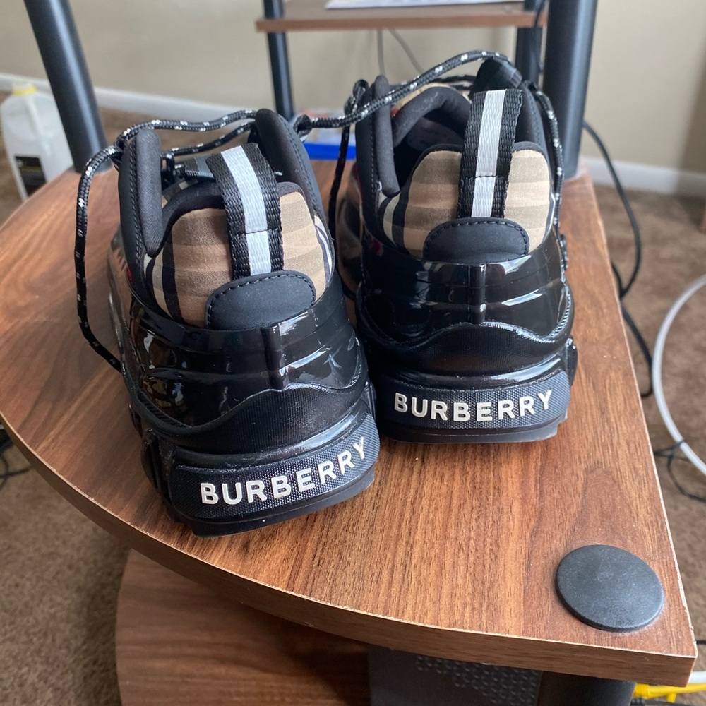 Burberry shoes - Picture 3 of 7